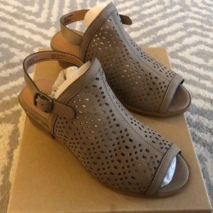 Brand New Lucky Brand Girl Taupe Bardolph Sandal